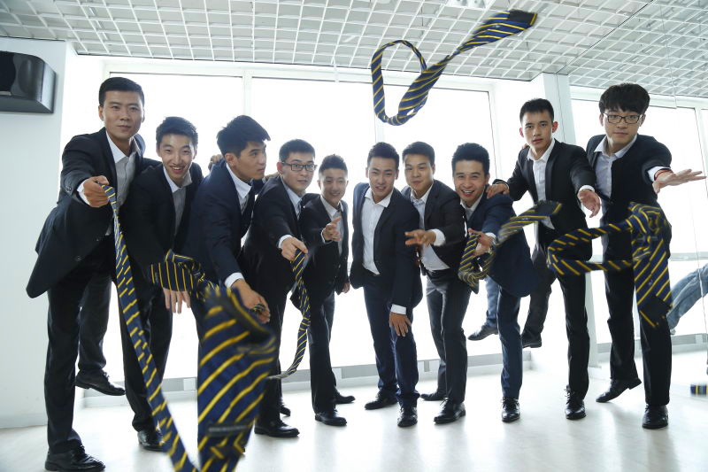 遠行地產男員工身著工作服